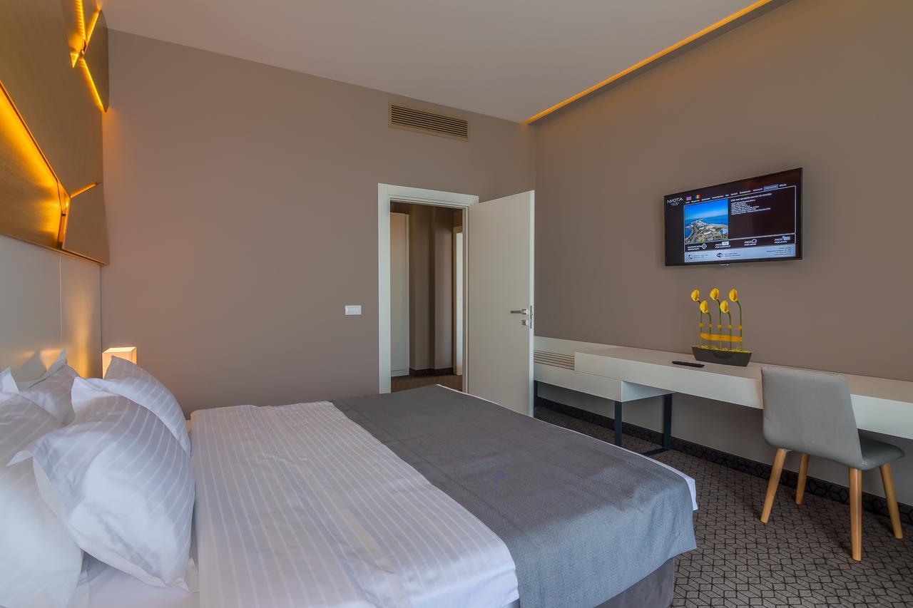 Nyota Hotel & Conference Center Mamaia Buitenkant foto