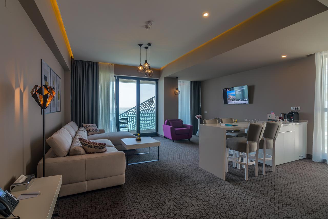 Nyota Hotel & Conference Center Mamaia Buitenkant foto